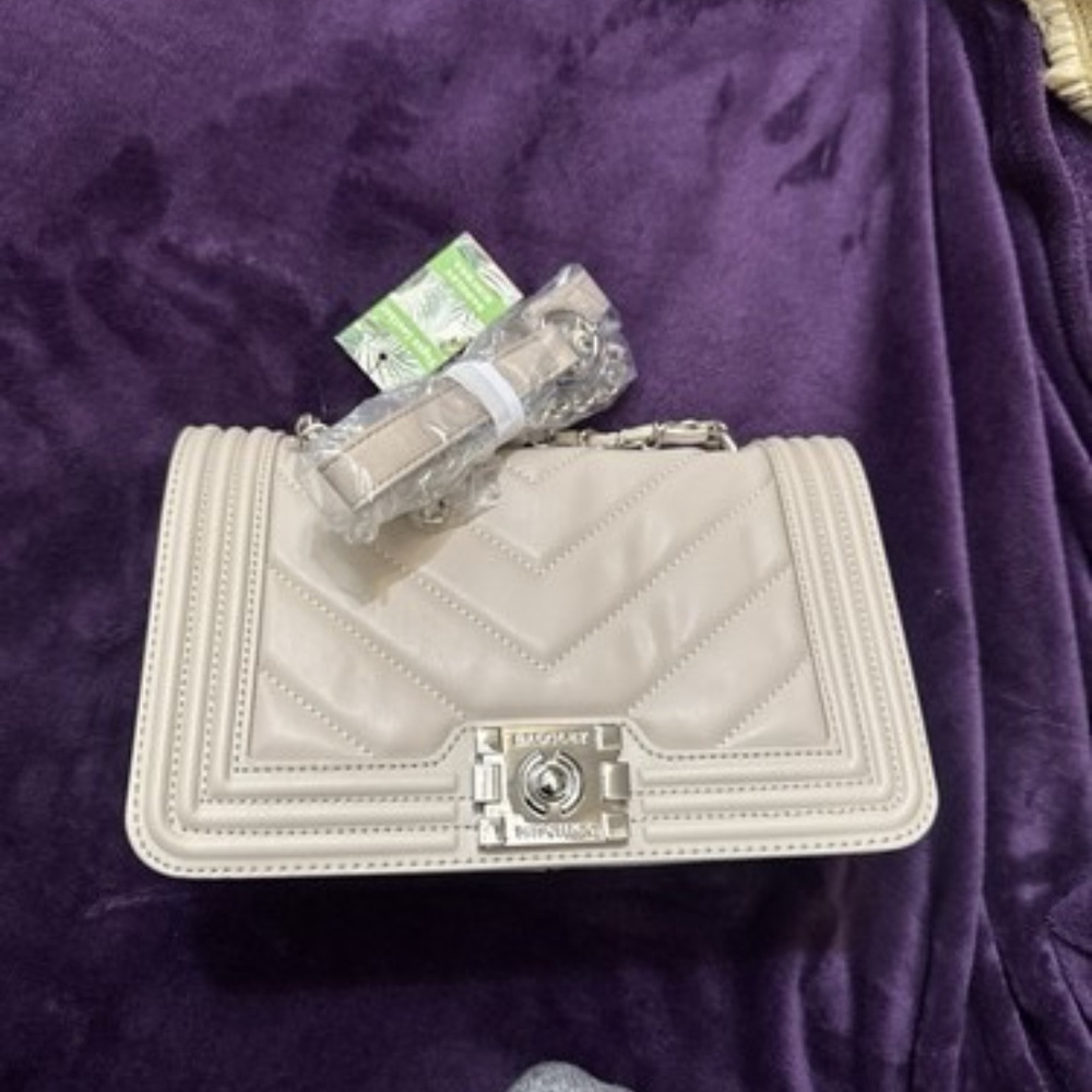 NWT Badgley Mischka V Quilted Crossbody Bag In Beige With Silver Hardware - Picture 7 of 8